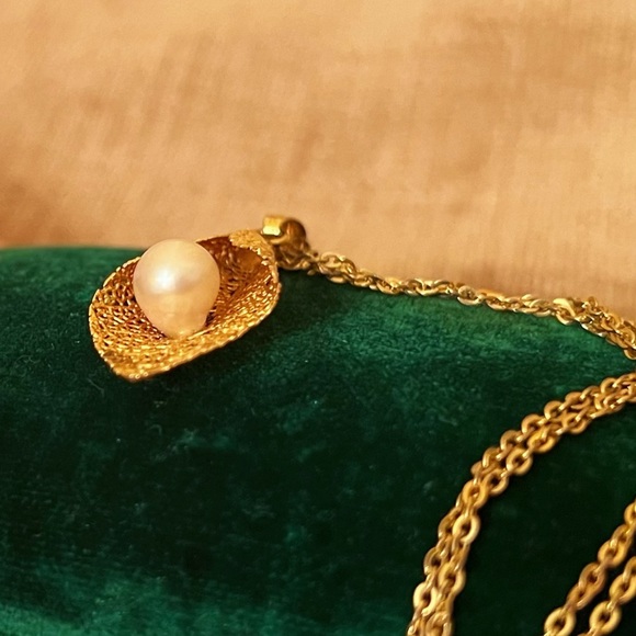 [SOLD] JAPAN Vintage AKOYA Pearl Necklace Unique Design Leaf Embrace Pearl - Picture 3 of 11